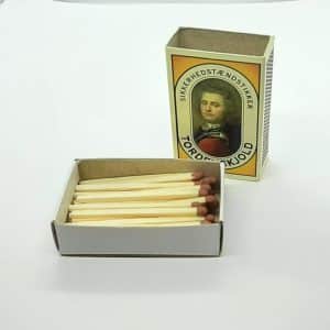 Tændstikæske gennem bordet